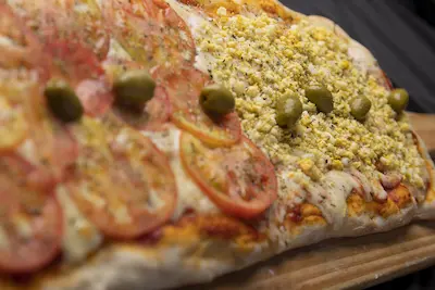 Imagen de una pizza de tomate y huevo